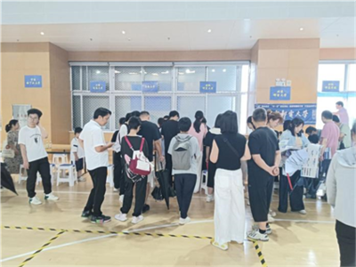 暖光護航志愿路 青春力行助遠航——合肥一中瑤海校區高一(65)班學生化身志愿使者服務高招盛會
